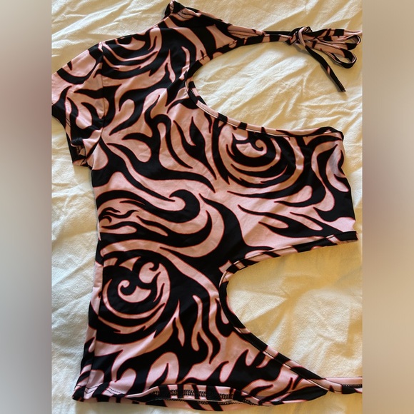 One by One Pink/Black Spiral Swirl Cutout Tie Up Top - Picture 3 of 5